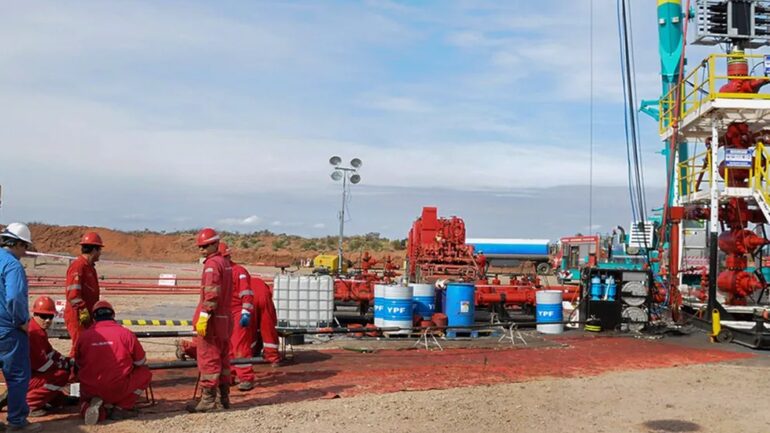 Neuquén: los avisos de petróleo y gas suben la vara de entrada con sueldos altos, HSE y presencialidad
