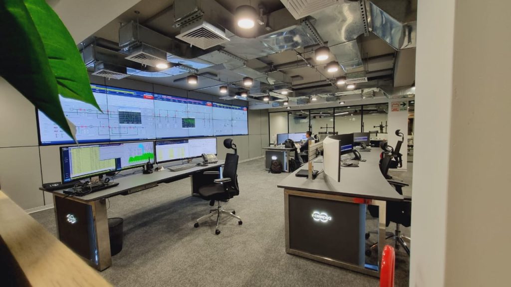 Pantallas, postura y alarmas: el problema real de una sala de control 24/7