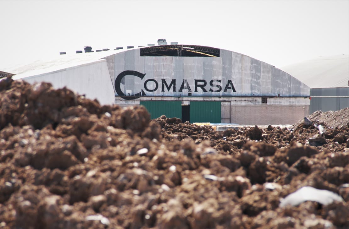 Comarsa ante la Justicia: cómo una planta habilitada para tratar residuos de fracking terminó con 210.000 m³ de lodo tóxico sin tratar