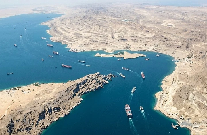 La AIE documenta la paradoja del crudo en agosto de 2026: Golfo reprimido 8,3 mb/d mientras la demanda global se contrae